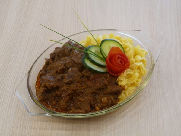 Gluténmentes alföldi lecsón készült pörkölt