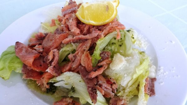Parmezános lazac saláta gluténmentes