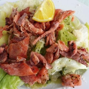 Parmezános lazac saláta jégsalátán