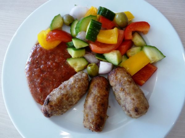 Szárnyas csevap görögsalátán csípős mártógatóssal