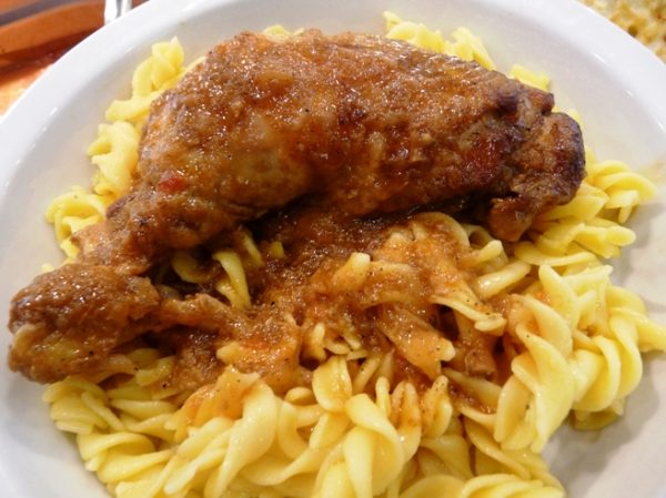 Tanyasi tyúk combja pörköltnek elkészítve